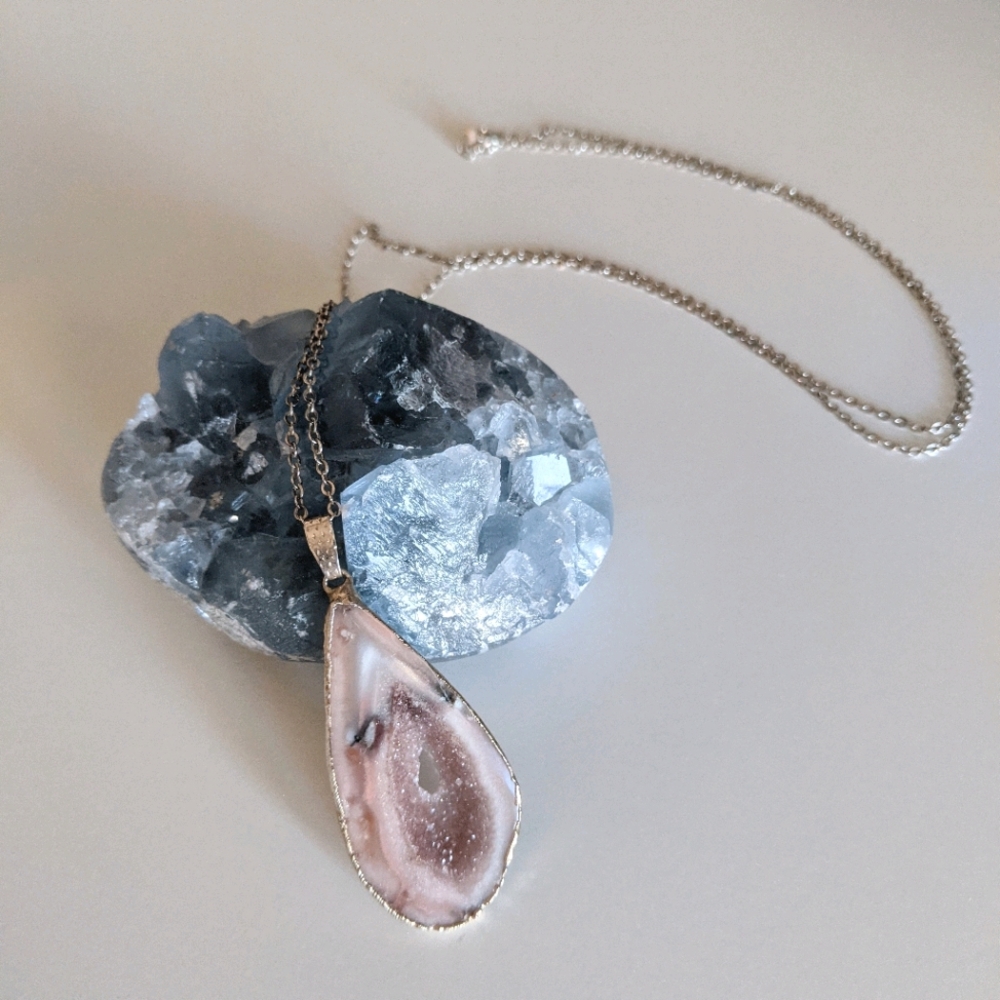 Noelani Hawaii agate slice w/druzy necklace✨